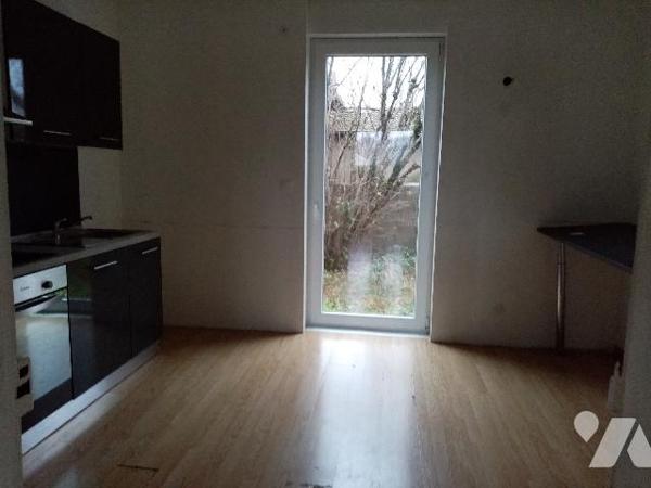 Secteur très calme , à proximité immédiate centre ville , maison de ville ,terrain de 372 m², garage