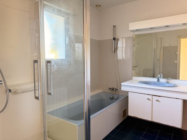 Vue mer - 6 chambres - Plus de 7 000 m2 de terrain.