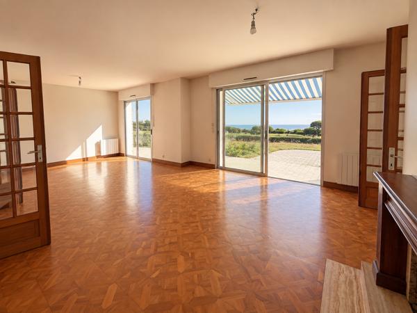 Vue mer - 6 chambres - Plus de 7 000 m2 de terrain.