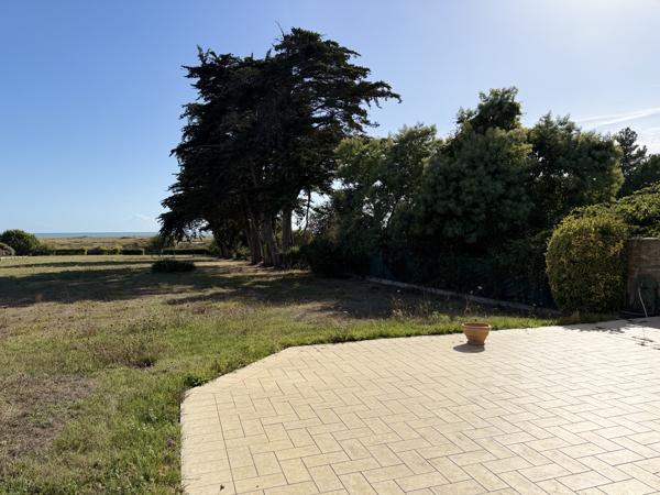 Vue mer - 6 chambres - Plus de 7 000 m2 de terrain.
