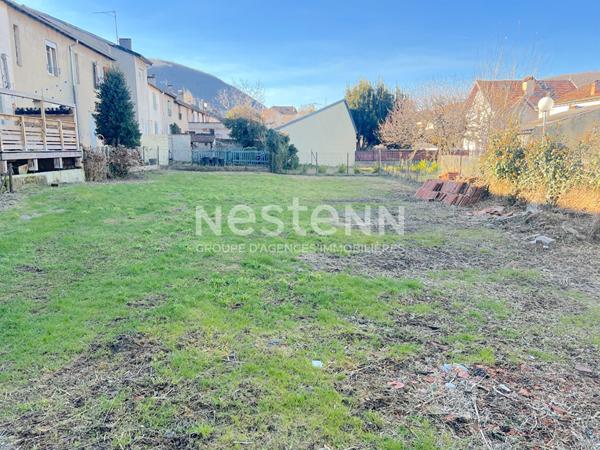 LOCAL D ACTIVITE AVEC PARKING PRIVATIF ET  TERRAIN  SUR AXE PASSANT A VENDRE SUR LAVELANET