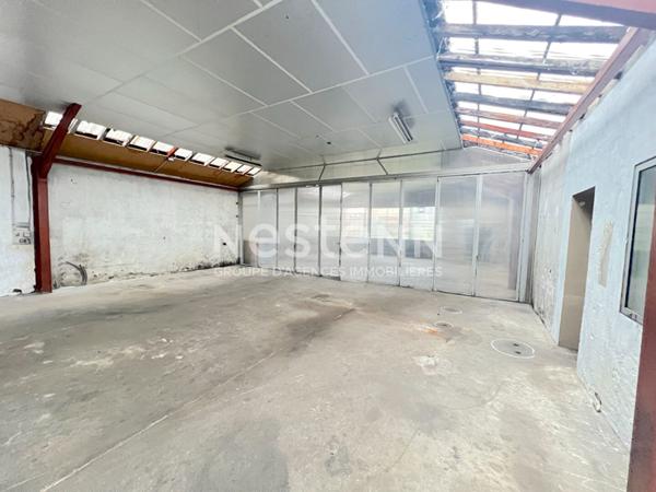 LOCAL D ACTIVITE AVEC PARKING PRIVATIF ET  TERRAIN  SUR AXE PASSANT A VENDRE SUR LAVELANET