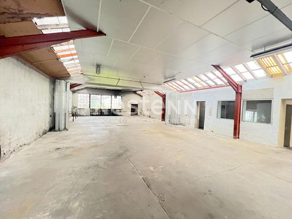 LOCAL D ACTIVITE AVEC PARKING PRIVATIF ET  TERRAIN  SUR AXE PASSANT A VENDRE SUR LAVELANET