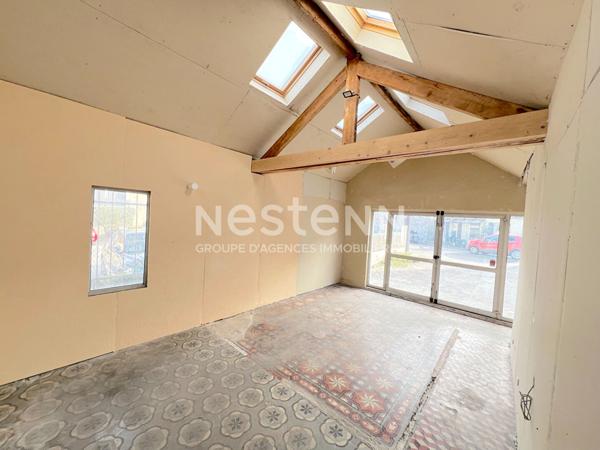 LOCAL D ACTIVITE AVEC PARKING PRIVATIF ET  TERRAIN  SUR AXE PASSANT A VENDRE SUR LAVELANET