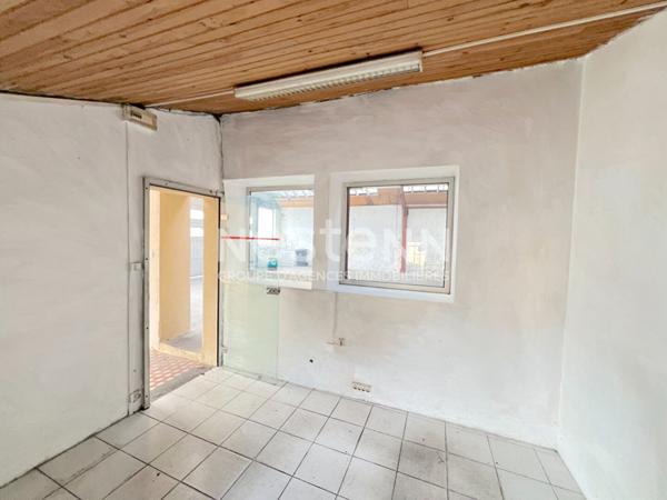 LOCAL D ACTIVITE AVEC PARKING PRIVATIF ET  TERRAIN  SUR AXE PASSANT A VENDRE SUR LAVELANET