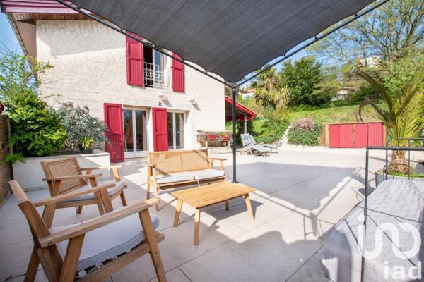 Maison 11 pièces de 372 m² à Francheville (69340)