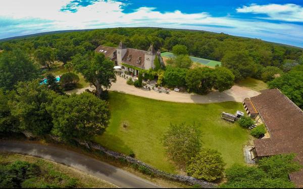Maison en pierre à vendre près de Livernon, avec piscine, court de tennis et annexe pour invités