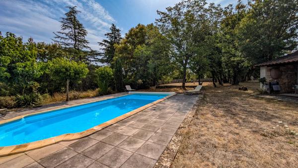 Maison en pierre à vendre près de Livernon, avec piscine, court de tennis et annexe pour invités