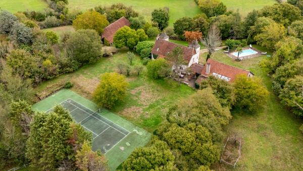 Maison en pierre à vendre près de Livernon, avec piscine, court de tennis et annexe pour invités
