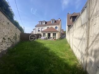 L'espace familial dans sa version premium.
Au cœur d'un environnement résidentiel apprécié, ce pavillon séduira les acquéreurs à la recherche d'un bien alliant confort, volumes généreux et qualité de vie.
Le rez-de-chaussée s'articule autour d'une vaste pièce de vie de 38 m² baignée de lumière, ouverte de plain-pied sur une terrasse et un jardin entièrement clos de murs, sans aucun vis-à-vis. La cuisine indépendante de 19 m², entièrement équipée, offre un véritable espace de convivialité pour les repas du quotidien comme les réceptions. Une entrée avec placard et des toilettes complètent ce niveau.
L'étage accueille trois chambres, une salle de bains et des toilettes indépendantes, offrant un espace parfaitement adapté à la vie familiale.
Le dernier niveau est entièrement dédié aux parents avec une remarquable suite de 25 m² comprenant chambre, dressing et salle d'eau privative, véritable cocon préservé du reste de la maison.
Une distribution intelligente des espaces, des prestations recherchées et une intimité rare font de cette propriété une opportunité idéale pour une famille souhaitant conjuguer télétravail, confort quotidien et valorisation patrimoniale.
Un bien où chacun dispose de son espace, sans renoncer aux moments de partage.