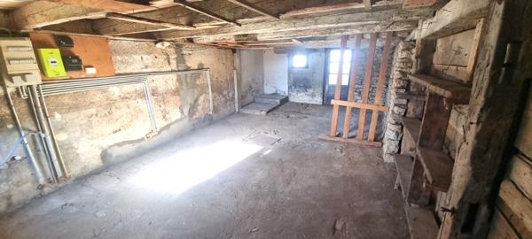 MAISON A RENOVER AVEC GRANGE ET ECURIE- PROCHE SUISSE