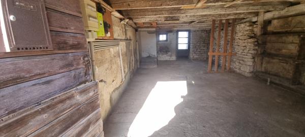 MAISON A RENOVER AVEC GRANGE ET ECURIE- PROCHE SUISSE