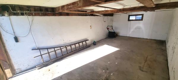 MAISON A RENOVER AVEC GRANGE ET ECURIE- PROCHE SUISSE