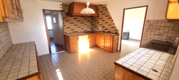 MAISON A RENOVER AVEC GRANGE ET ECURIE- PROCHE SUISSE