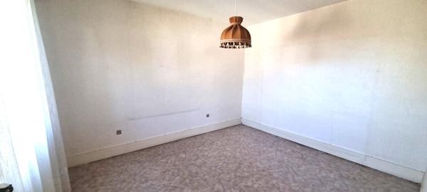 MAISON A RENOVER AVEC GRANGE ET ECURIE- PROCHE SUISSE