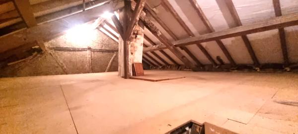 MAISON A RENOVER AVEC GRANGE ET ECURIE- PROCHE SUISSE