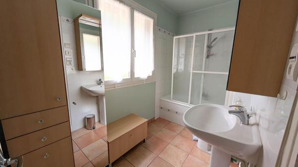 179 900 Euros - Brive  Maison 4 pièces 83 m2 avec CLIM, 3 chambres + 2 garages - buanderie, terrasse et jardin - Secteur HOPITAL