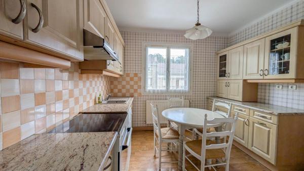 179 900 Euros - Brive  Maison 4 pièces 83 m2 avec CLIM, 3 chambres + 2 garages - buanderie, terrasse et jardin - Secteur HOPITAL