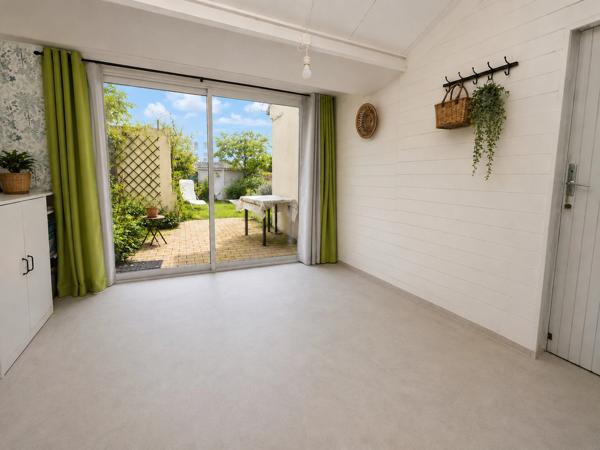 MAISON SUR AVRILLE (49), VIE DE PLAIN PIEDS, GRAND GARAGE ET BEAU TERRAIN
