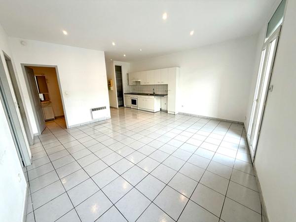 MEZE CENTRE, appartement T3 de 62 m² au premier étage