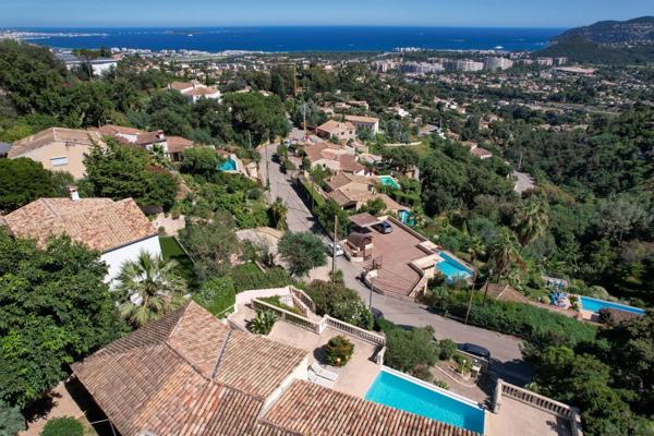 Mandelieu, villa sur les hauteurs, vue mer panoramique