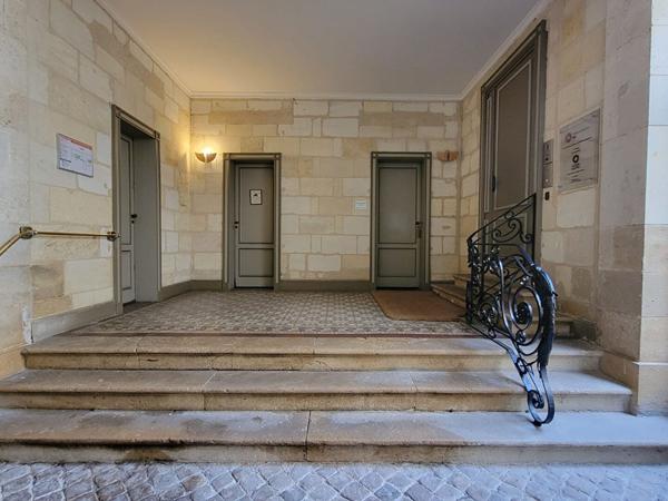 BORDEAUX HOTEL DE VILLE - Appartement de standing à rafraichir, 2 places de stationnements et caves