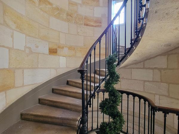 BORDEAUX HOTEL DE VILLE - Appartement de standing à rafraichir, 2 places de stationnements et caves