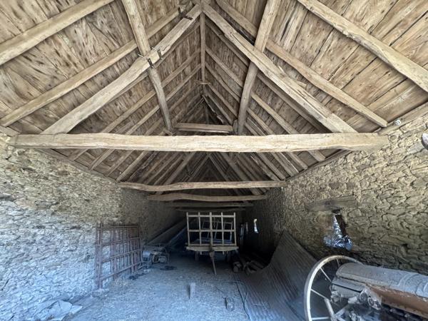Rieupeyroux – Grange en pierre à rénover avec terrain dans un hameau paisible