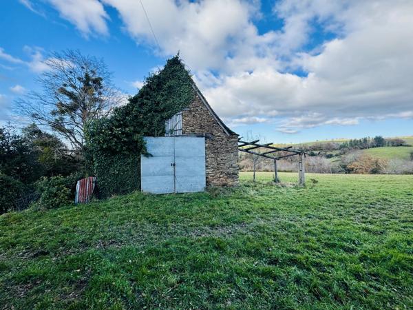 Rieupeyroux – Grange en pierre à rénover avec terrain dans un hameau paisible