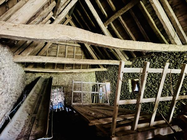 Rieupeyroux – Grange en pierre à rénover avec terrain dans un hameau paisible