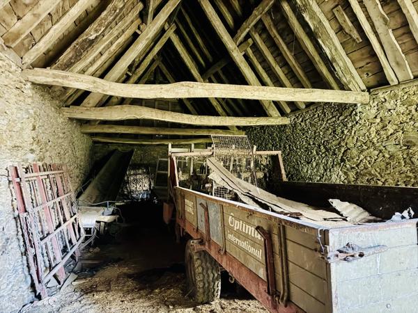 Rieupeyroux – Grange en pierre à rénover avec terrain dans un hameau paisible