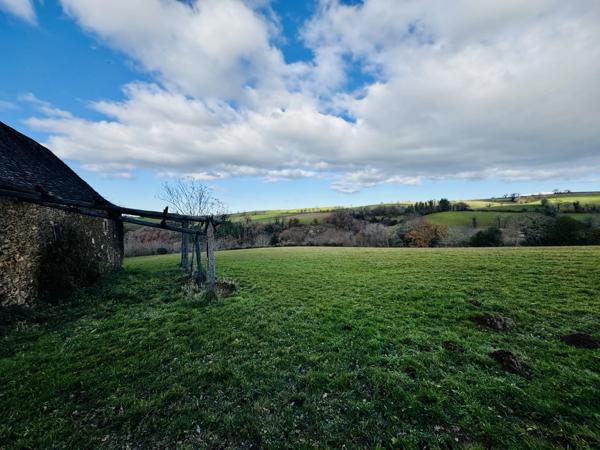 Rieupeyroux – Grange en pierre à rénover avec terrain dans un hameau paisible