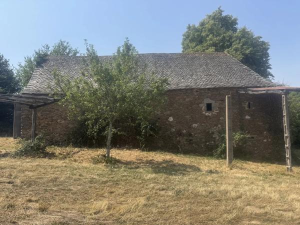 Rieupeyroux – Grange en pierre à rénover avec terrain dans un hameau paisible