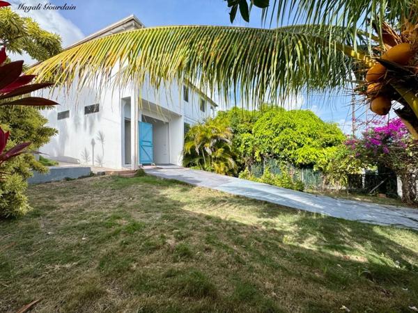 A VENDRE - PROPRIÉTÉ AVEC DEUX HABITATIONS INDÉPENDANTES AU CŒUR D’UN JARDIN TROPICAL À SAINTE-ANNE