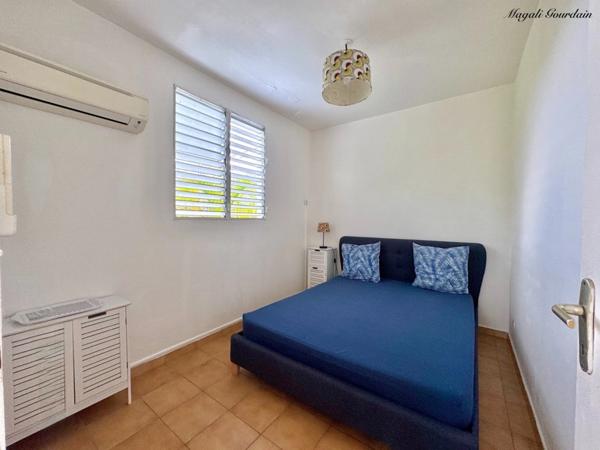 A VENDRE - PROPRIÉTÉ AVEC DEUX HABITATIONS INDÉPENDANTES AU CŒUR D’UN JARDIN TROPICAL À SAINTE-ANNE
