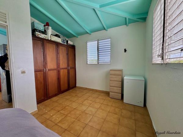 A VENDRE - PROPRIÉTÉ AVEC DEUX HABITATIONS INDÉPENDANTES AU CŒUR D’UN JARDIN TROPICAL À SAINTE-ANNE