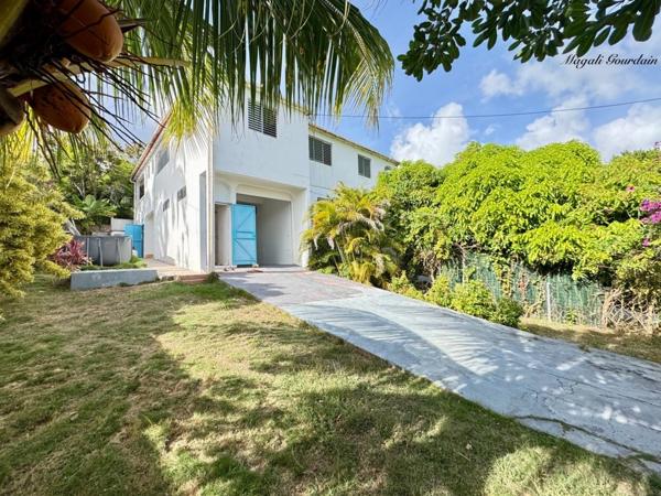 A VENDRE - PROPRIÉTÉ AVEC DEUX HABITATIONS INDÉPENDANTES AU CŒUR D’UN JARDIN TROPICAL À SAINTE-ANNE