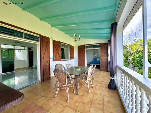 A VENDRE - PROPRIÉTÉ AVEC DEUX HABITATIONS INDÉPENDANTES AU CŒUR D’UN JARDIN TROPICAL À SAINTE-ANNE