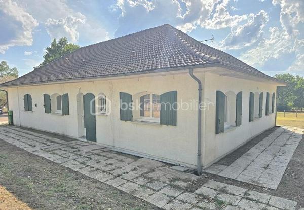 Située à 7 mn de la gare, à 20 mn de COUTRAS et de MONTGUYON, à 35 mn de LIBOURNE et à 50 mn de la rocade de BORDEAUX, cette maison de 1987, sur un terrain de 9 825 M2, clôturé et arboré, vous séduira par ses prestations, ses volumes et son environnement. Elle est composée d'une cuisine équipée donnant sur une salle à manger puis un salon en enfilade pour une surface de plus de 50 M2, de 3 chambres dont une suite parentale (possibilité de faire une 4ème chambre), d'un WC, d'un dressing, d'une buanderie, d'une salle de bain à terminer et d'un garage attenant. Chauffage électrique plus climatisation plus insert. Menuiseries de 2023. Isolation sous toiture refaite en 2026. Taxe foncière : 1 528 €.