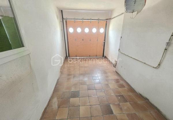 Située à 7 mn de la gare, à 20 mn de COUTRAS et de MONTGUYON, à 35 mn de LIBOURNE et à 50 mn de la rocade de BORDEAUX, cette maison de 1987, sur un terrain de 9 825 M2, clôturé et arboré, vous séduira par ses prestations, ses volumes et son environnement. Elle est composée d'une cuisine équipée donnant sur une salle à manger puis un salon en enfilade pour une surface de plus de 50 M2, de 3 chambres dont une suite parentale (possibilité de faire une 4ème chambre), d'un WC, d'un dressing, d'une buanderie, d'une salle de bain à terminer et d'un garage attenant. Chauffage électrique plus climatisation plus insert. Menuiseries de 2023. Isolation sous toiture refaite en 2026. Taxe foncière : 1 528 €.