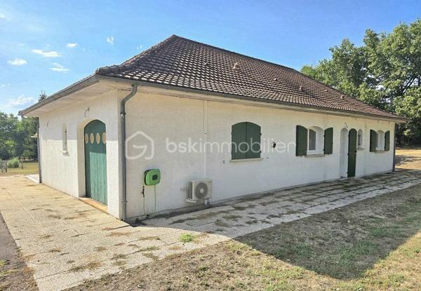Située à 7 mn de la gare, à 20 mn de COUTRAS et de MONTGUYON, à 35 mn de LIBOURNE et à 50 mn de la rocade de BORDEAUX, cette maison de 1987, sur un terrain de 9 825 M2, clôturé et arboré, vous séduira par ses prestations, ses volumes et son environnement. Elle est composée d'une cuisine équipée donnant sur une salle à manger puis un salon en enfilade pour une surface de plus de 50 M2, de 3 chambres dont une suite parentale (possibilité de faire une 4ème chambre), d'un WC, d'un dressing, d'une buanderie, d'une salle de bain à terminer et d'un garage attenant. Chauffage électrique plus climatisation plus insert. Menuiseries de 2023. Isolation sous toiture refaite en 2026. Taxe foncière : 1 528 €.