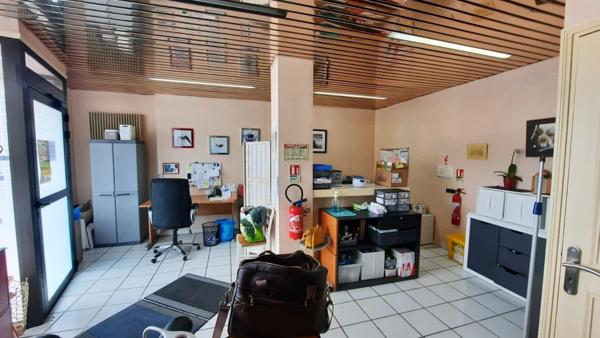 Local mixte (Pro/Hab) à vendre à Châteauroux dans l'Indre (36000), ref : LV024   
centre