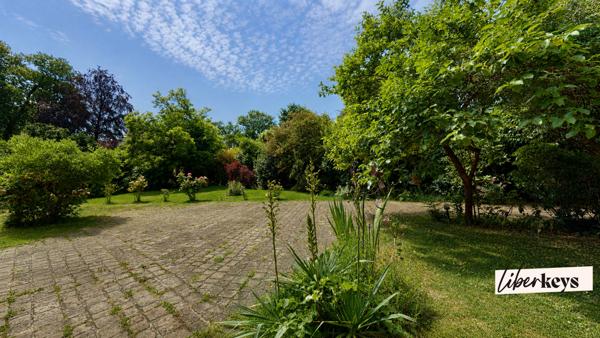 Propriété familiale de 236 m² avec jardin arboré de 878 m² – Vaucresson