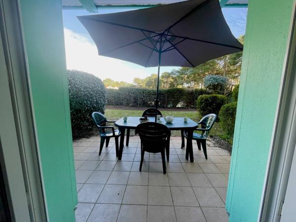 Pavillon T3 avec terrasse à vendre à Lacanau Océan dans le résidence avec piscine, place de parking et environnement calme au Domaine du Golf