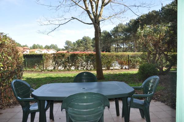 Pavillon T3 avec terrasse à vendre à Lacanau Océan dans le résidence avec piscine, place de parking et environnement calme au Domaine du Golf