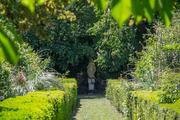 Saint-Affrique (12400) demeure historique, chambres et table d’hôtes, domaine de 6ha, avec piscine