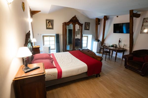 Saint-Affrique (12400) demeure historique, chambres et table d’hôtes, domaine de 6ha, avec piscine