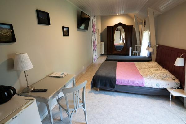 Saint-Affrique (12400) demeure historique, chambres et table d’hôtes, domaine de 6ha, avec piscine