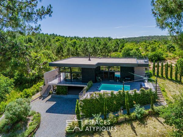 Propriété d’architecte confidentielle en lisière de forêt du Golf