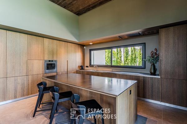 Propriété d’architecte confidentielle en lisière de forêt du Golf